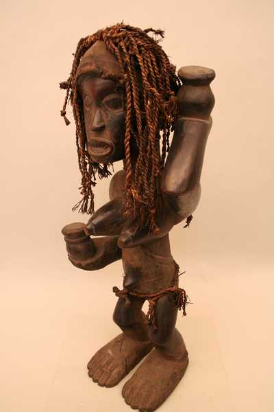 Tchokwe (statue), d`afrique : Angola.., statuette Tchokwe (statue), masque ancien africain Tchokwe (statue), art du Angola.. - Art Africain, collection privées Belgique. Statue africaine de la tribu des Tchokwe (statue), provenant du Angola.., 181/450.Belle statue Tchokwe H.61cm.Cette statue classique est probablement de la région de Benguela,dans un style de l